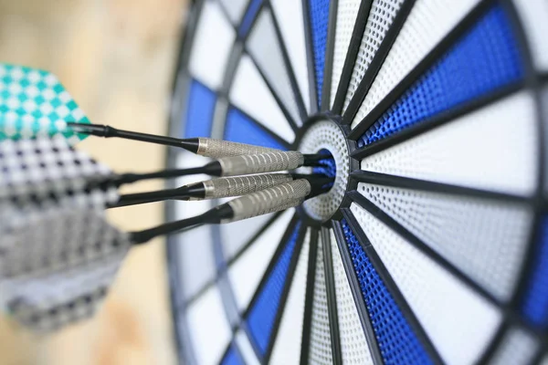 Bullseye Uma Parede Com Alguns Dardos — Fotografia de Stock