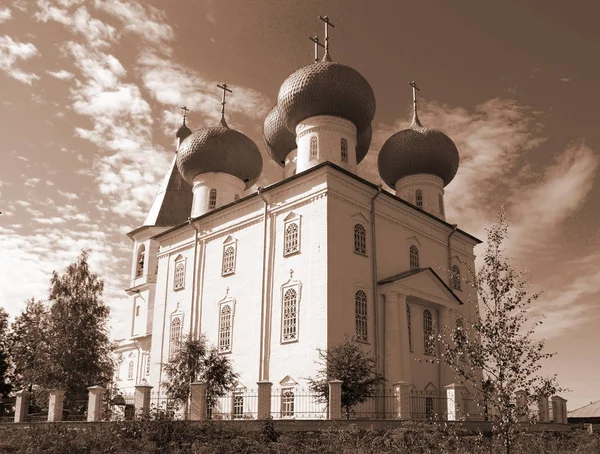 Ορθόδοξη Εκκλησία Αρχάγγελσκ Ένα Φόντο Του Γαλάζιου Ουρανού Τόνος Σέπια — Φωτογραφία Αρχείου