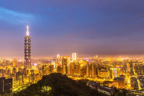 Taipei Tayvan Silüetini Gece Karanlığında Oluşturmak — Stok fotoğraf