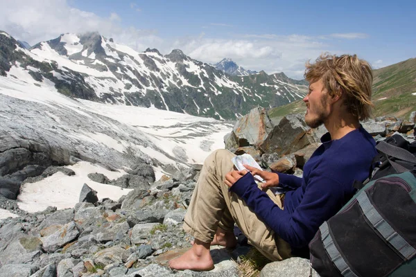 Barfuß Auf Einem Felsen Sitzender Alpinist Der Wilden Bergen Nach — Stockfoto