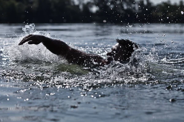 Foto Eines Mannes Der Schwimmt Und Wassertropfen Spritzt — Stockfoto
