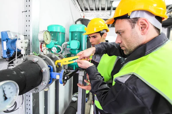 Dos Trabajadores Fijan Las Tuberías Con Manómetro Sistema Alta Presión —  Fotos de Stock