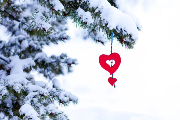 Único Coração Vermelho Forma Natal Valentines Decoração Pendurada Neve Coberto — Fotografia de Stock