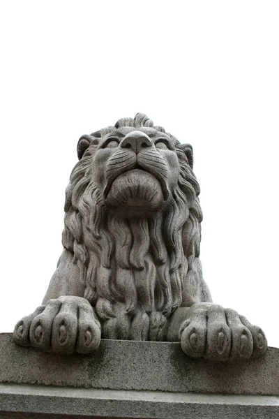 Ένα Άγαλμα Λιονταριού Κάθεται Μεγαλόθετα Στο Βάθρο Του Απομονωμένος Έναν — Φωτογραφία Αρχείου