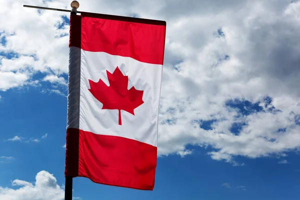 Kanadensisk Lönn Löv Flagga Med Grumlig Himmel Bakgrunden — Stockfoto