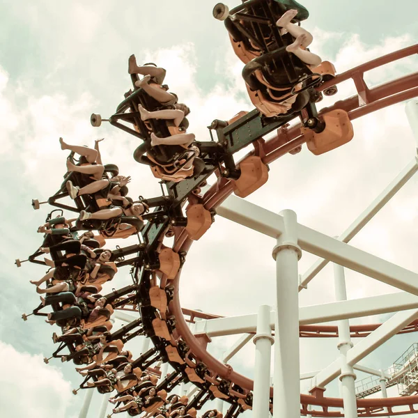 Achterbahnfahrt Mit Himmel Freizeitpark — Stockfoto