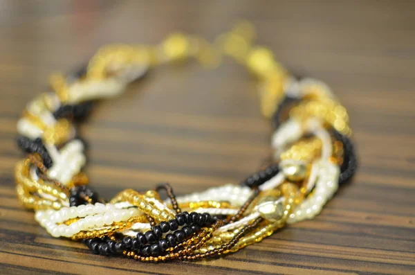 Collana Oro Perline Pietre Bianche Nere — Foto Stock