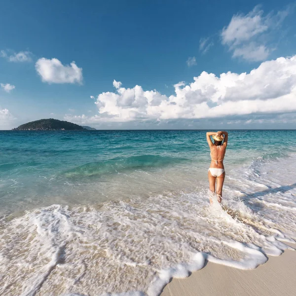 Chica Joven Caminando Agua Una Playa Tropical —  Fotos de Stock