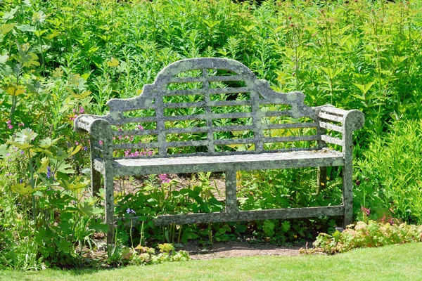英語の国の庭の緑に囲まれて 夏の太陽の場所の自尊心で美しくデザインされた古い庭座席 — ストック写真