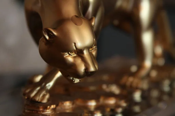Luxusní Zlatá Jaguar Figurína Blízko — Stock fotografie