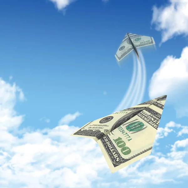 Papier Vliegtuigen Gemaakt Van Honderd Dollarbiljetten Lucht Wolken Achtergrond — Stockfoto