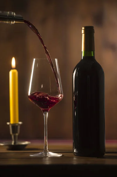 Verser Vin Rouge Dans Verre Vin Partir Une Bouteille Verte — Photo