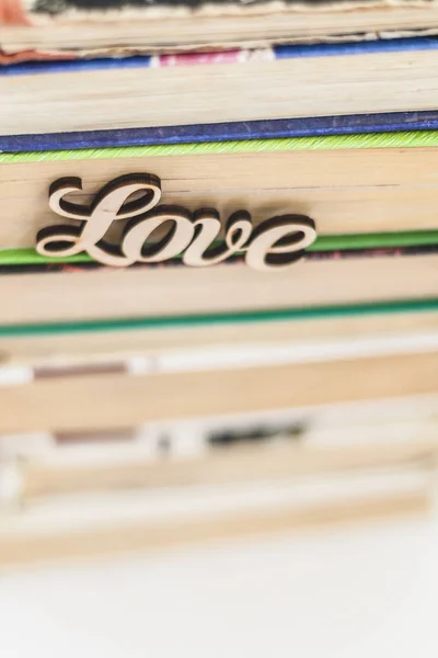 Auf Einem Stapel Alter Bücher Hölzerne Wort Liebe — Stockfoto