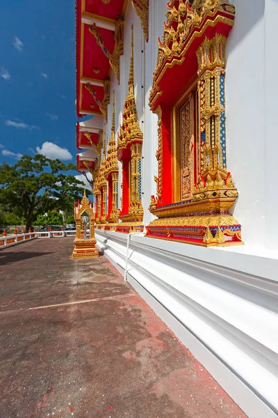 Hermoso Templo Budista Fondo Del Cielo Azul Tailandia — Foto de Stock
