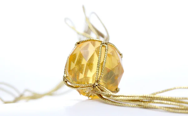 与黄金的彩色绳子的廉价塑料宝石项链的图片 — 图库照片