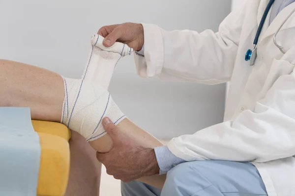 Closed View Doctor Bandaging Female Patient Knee — Stock Photo, Image