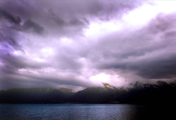 Dramático Cielo Púrpura Sobre Los Alpes Franceses Con Lago Ginebra — Foto de Stock