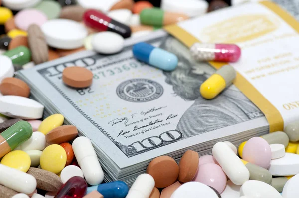 Pacote Dinheiro Pacote Entre Várias Drogas Pílulas Comprimidos Cápsulas — Fotografia de Stock