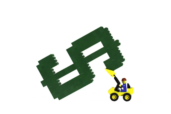 Ein Grünes Dollarsymbol Das Aus Spielzeugsteinen Konstruiert Und Schräg Vor — Stockfoto