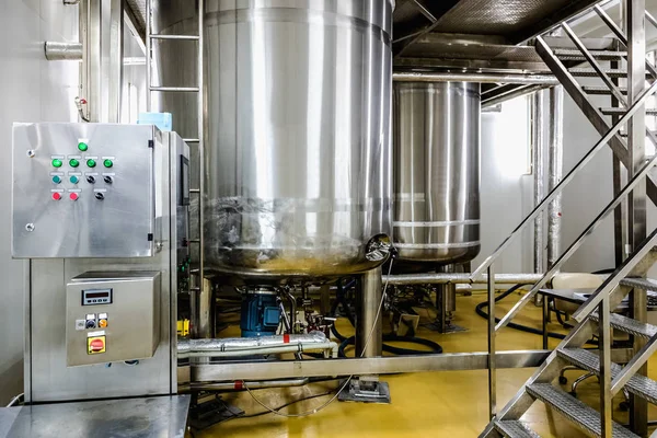 Sala Condicionamento Destilação Água Com Equipamento Painel Controle Caldeira Tanque — Fotografia de Stock