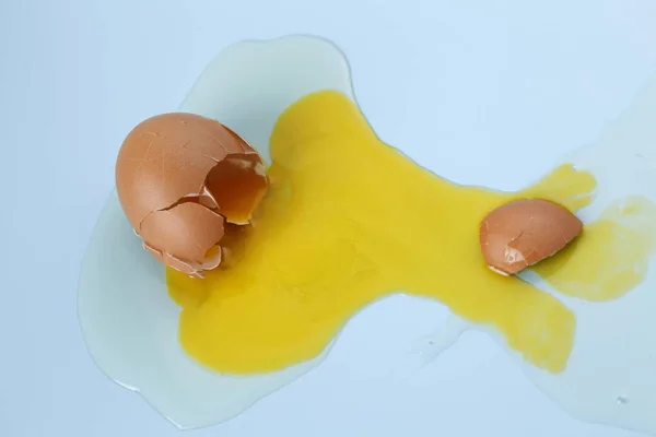 Брызги Яйца Изолированы Синем Фоне — стоковое фото