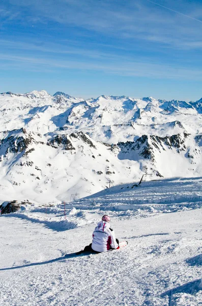 Die Meditierende Frau Beim Blick Auf Die Winterberge — Stockfoto