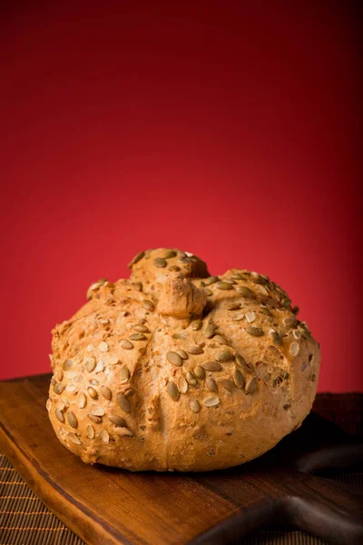 Pão Crocante Uma Tábua Madeira Isolada Estúdio — Fotografia de Stock