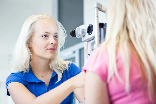 Concepto Optometría Una Paciente Joven Bonita Que Tiene Los Ojos —  Fotos de Stock