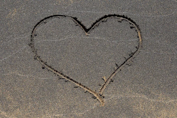 Σύμβολο Της Καρδιάς Σʼαυτή Μαύρη Αμμώδη Παραλία — Φωτογραφία Αρχείου