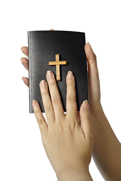 Γυναικεία Χέρια Που Κρατούν Μια Βίβλο Ξύλινο Σταυρό Λευκό Φόντο — Φωτογραφία Αρχείου