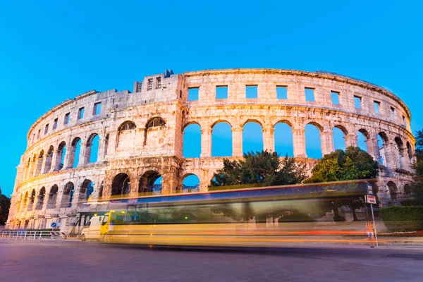 クロアチアのプーラのローマの円形劇場は夕暮れに撮影されました 西暦2768年に建てられ 世界最大級の現存するローマ時代の6つのアリーナの1つで クロアチアで最も保存状態の良い古代の記念碑です — ストック写真