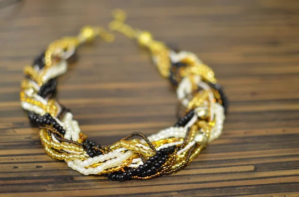 Collana Oro Perline Pietre Bianche Nere — Foto Stock