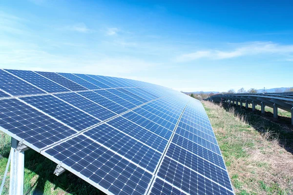 Feld Mit Vielen Solarzellen Vor Blauem Himmel — Stockfoto