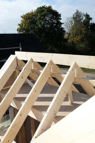 建設現場 木造フレーム工事 屋上梁梁工事現場 木造フレーム工事 屋根上部 — ストック写真