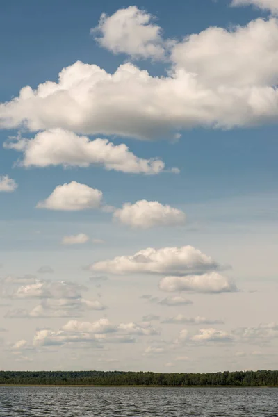 Красивое Летнее Озеро Фоне Леса Облачного Неба — стоковое фото