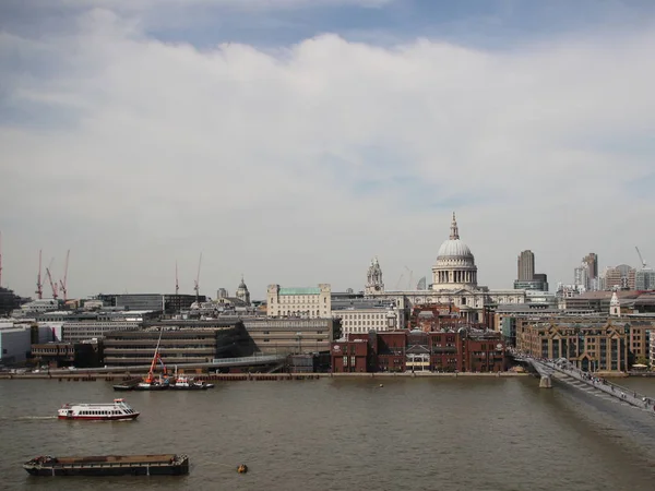 Thames Nehri Şehir Bulutlu Gökyüzü Ile Londra Yaz Manzarası — Stok fotoğraf