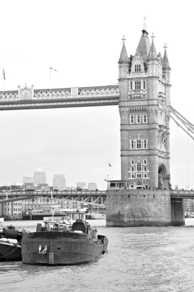 London Tower England Alte Brücke Und Der Wolkenverhangene Himmel — Stockfoto