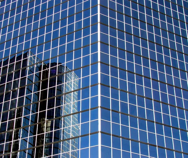 Nowoczesny Skyscrpaer Odzwierciedlenie Oknach Budynku Biurowego — Zdjęcie stockowe