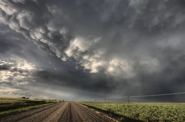 Σύννεφα Saskatchewan Billowing Σύννεφα Και Χωματόδρομο — Φωτογραφία Αρχείου