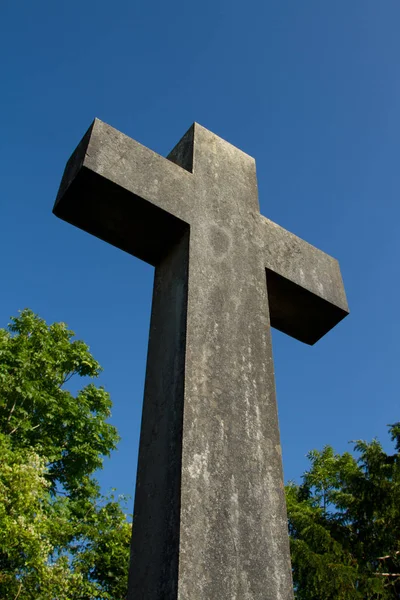 Křesťanský Vyřezávaný Kamenný Kříž Stromy Modrým Nebem — Stock fotografie