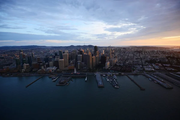 市中心一个鸟瞰旧金山墩在日落 — 图库照片