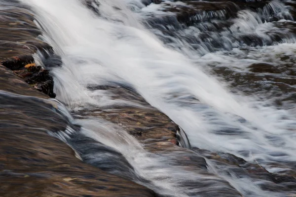 Gyönyörű Vízesések Egy Gyors Patak Ősszel — Stock Fotó