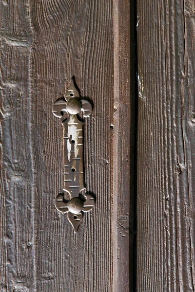 カステランザブラーロンバルディ抽象的な錆びた真鍮のノッカーは ドアの湾曲した木製イタリアの十字架を閉じました — ストック写真