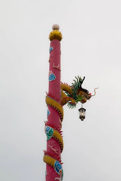 Colorido Coluna Dragão Santuário Chinês — Fotografia de Stock