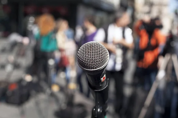 Microphone Bref Contre Public Flou — Photo