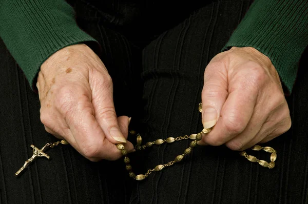 Yaşlı Bir Kadın Tespih Ile Dua — Stok fotoğraf
