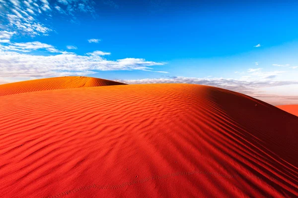 Outback Vermelho Ondulação Areia Duna Deserto Com Céu Azul — Fotografia de Stock