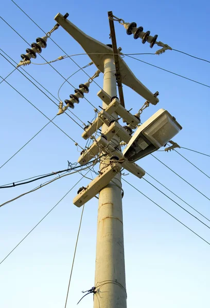 Nebezpečně Vyráběný Elektrický Pól Pouliční Svítilnou — Stock fotografie