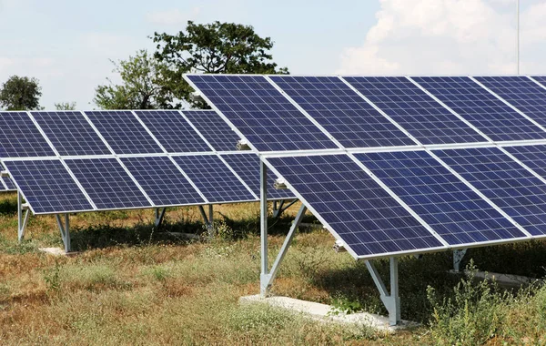 Sonnenkollektoren Auf Einem Solarkraftwerk — Stockfoto