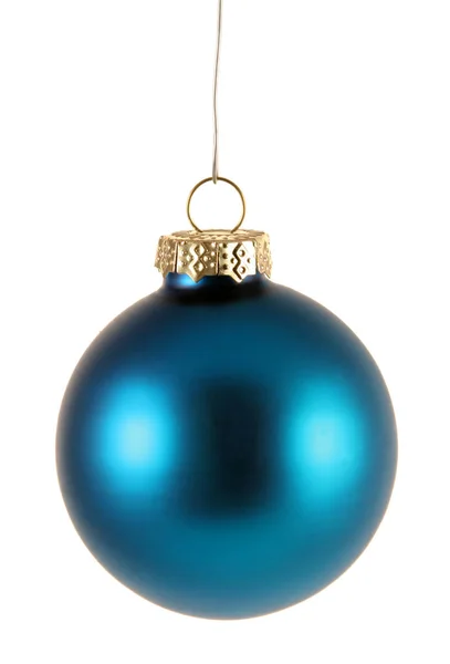 Één Geïsoleerd Blue Christmas Bauble Opknoping — Stockfoto